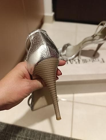 Elegantne srebrne sandale sa tankim kaišićem oko zgloba marke Fratelli na lalafo.rs — 5 Elegantne srebrne sandale sa tankim kaišićem oko zgloba marke Fratelli — 5