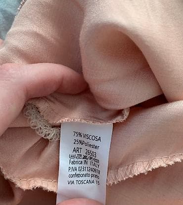 kom sa etiketom: Svilenkasta ženska mini suknja u puder‑rozoj boji. - Model: kratka at lalafo.rs — 3 kom sa etiketom: Svilenkasta ženska mini suknja u puder‑rozoj boji. - Model: kratka — 3