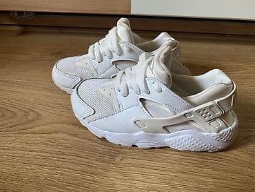 Nike huarachi broj 28 bele. Jako brzo prerasla. Obuvene dva puta na lalafo.rs Nike huarachi broj 28 bele. Jako brzo prerasla. Obuvene dva puta