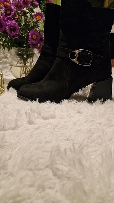 Crne kratke čizmice od velura imaju oštećenje sa strane na lalafo.rs — 2 Crne kratke čizmice od velura imaju oštećenje sa strane — 2