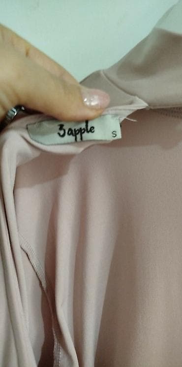 dve suknje po: Brend: 3apple Veličina: S Elegantna bluzica dugih rukava u at lalafo.rs — 3 dve suknje po: Brend: 3apple Veličina: S Elegantna bluzica dugih rukava u — 3