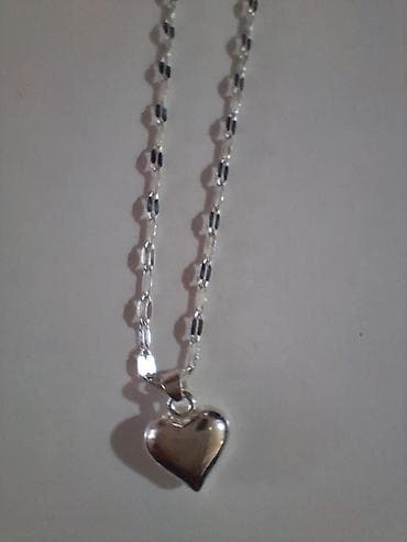 Ogrlica srebrne boje sa priveskom u obliku srca. Lanac je izrađen od na lalafo.rs Ogrlica srebrne boje sa priveskom u obliku srca. Lanac je izrađen od