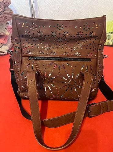 Nova Desigual torba. Braon boje sa rupičastim cvetovima ispod kojih je na lalafo.rs — 5 Nova Desigual torba. Braon boje sa rupičastim cvetovima ispod kojih je — 5