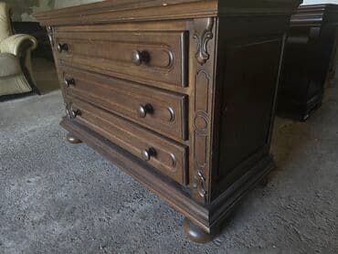 Stilske komode: Elegantna drvena komoda sa tri prostrane fioke, idealna za odlaganje na lalafo.rs — 10 Stilske komode: Elegantna drvena komoda sa tri prostrane fioke, idealna za odlaganje — 10