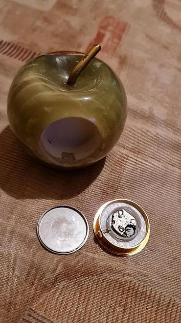 Dekorativni stoni sat u obliku jabuke od prirodnog oniksa - na lalafo.rs — 8 Dekorativni stoni sat u obliku jabuke od prirodnog oniksa - — 8