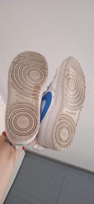 Nike patike – model court/retro stil - Boja: bela sa plavim Swoosh na lalafo.rs — 3 Nike patike – model court/retro stil - Boja: bela sa plavim Swoosh — 3