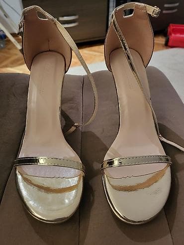 Zlatne sandale na štiklu, nikada nošene, nove
Broj 40 na lalafo.rs — 2 Zlatne sandale na štiklu, nikada nošene, nove
Broj 40 — 2