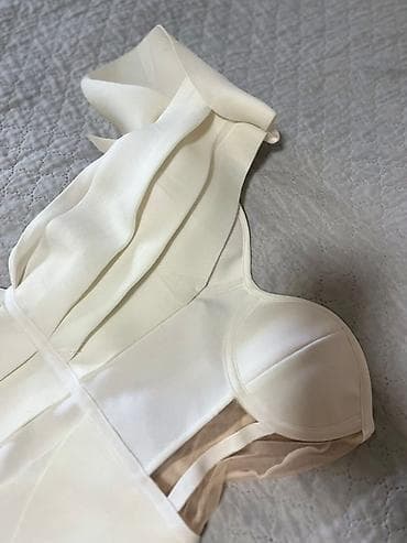 Elegantna bela kratka haljina sa asimetričnim krojem i jednim rukavom at lalafo.rs — 3 Elegantna bela kratka haljina sa asimetričnim krojem i jednim rukavom — 3