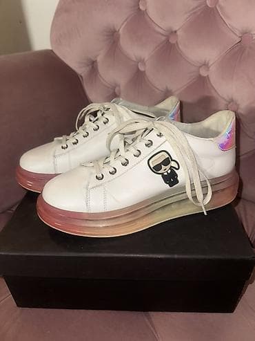 Bele patike sa platformom i karakterističnim logom/ilustracijom karl na lalafo.rs Bele patike sa platformom i karakterističnim logom/ilustracijom karl