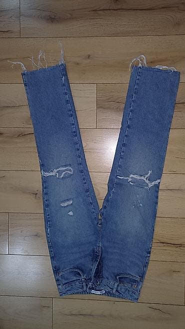 ZARA ženske farmerke – model sa visokim strukom i uskim nogavicama at lalafo.rs ZARA ženske farmerke – model sa visokim strukom i uskim nogavicama