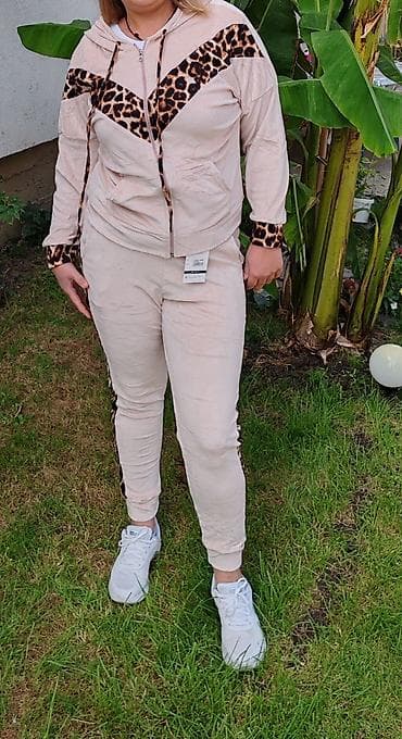 Komplet trenerka sa leopard printom. Gornji deo ima kapuljaču i na lalafo.rs — 2 Komplet trenerka sa leopard printom. Gornji deo ima kapuljaču i — 2