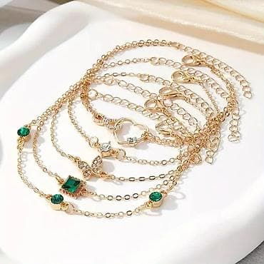 Set od 5 zlatno-toniranih narukvica sa privescima - Materijal: legura na lalafo.rs — 5 Set od 5 zlatno-toniranih narukvica sa privescima - Materijal: legura — 5