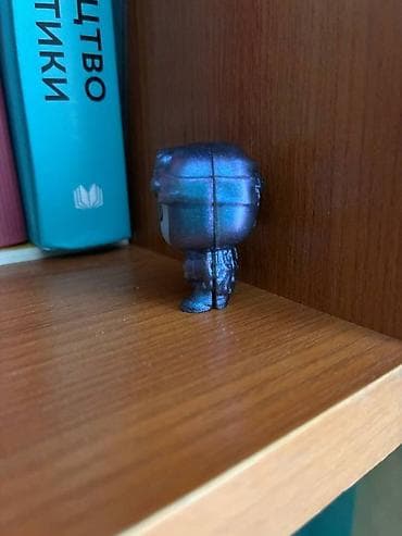 Mini vinil figura – stil Funko Pop, metalik plavo‑ljubičasti finiš na lalafo.rs Mini vinil figura – stil Funko Pop, metalik plavo‑ljubičasti finiš