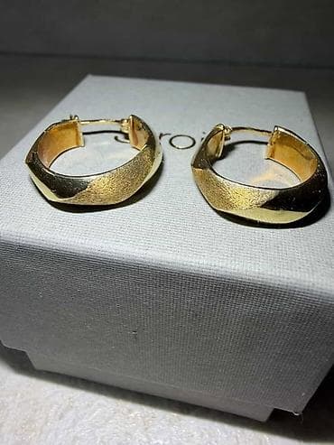 Zlatne minđuše izrađene od pravog 585 (14K) zlata. Minđuše su u na lalafo.rs Zlatne minđuše izrađene od pravog 585 (14K) zlata. Minđuše su u