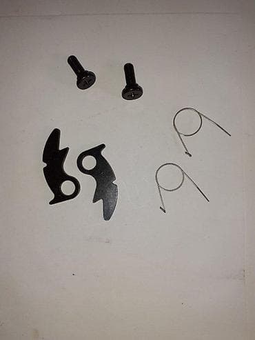 Set hardverskih komponenti koji uključuje dva crna šrafa sa ravnom na lalafo.rs Set hardverskih komponenti koji uključuje dva crna šrafa sa ravnom