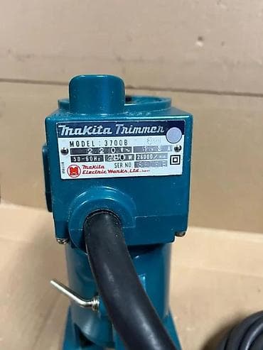 Makita Trimmer 3700B – ručni glodalica/obradni trimer za drvo na lalafo.rs Makita Trimmer 3700B – ručni glodalica/obradni trimer za drvo