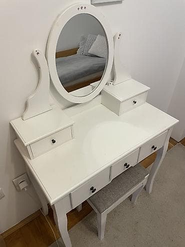 Toaletni sto sa ogledalom i tabureom - Klasičan beli toaletni sto sa na lalafo.rs Toaletni sto sa ogledalom i tabureom - Klasičan beli toaletni sto sa