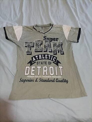 Na prodaju siva majica kratkih rukava, za uzrast 11-12 godina, super na lalafo.rs Na prodaju siva majica kratkih rukava, za uzrast 11-12 godina, super