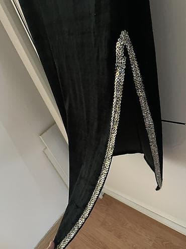 Elegantna crna večernja haljina sa šljokicama - Materijal: baršunasto na lalafo.rs Elegantna crna večernja haljina sa šljokicama - Materijal: baršunasto