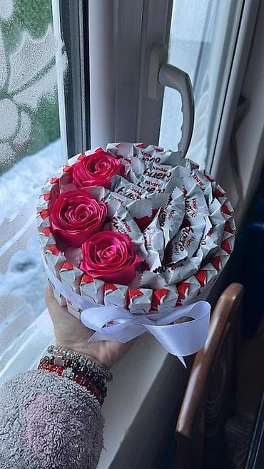 Kutija aranžirana sa slatkišima i ružama - Okrugla dekorativna kutija na lalafo.rs Kutija aranžirana sa slatkišima i ružama - Okrugla dekorativna kutija