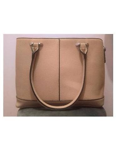 Roze veca torba, kao nova, bez ostecenja! Dimenzije 34x25cm. Moze na lalafo.rs Roze veca torba, kao nova, bez ostecenja! Dimenzije 34x25cm. Moze