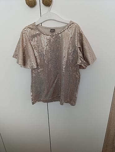 Dečija majica kratkih rukava, prekrivena sjajnim šljokicama u boji na lalafo.rs — 1 Dečija majica kratkih rukava, prekrivena sjajnim šljokicama u boji — 1