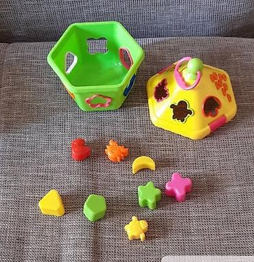 Didaktička igračka – kutija za ubacivanje oblika - Šarena plastična na lalafo.rs — 1 Didaktička igračka – kutija za ubacivanje oblika - Šarena plastična — 1