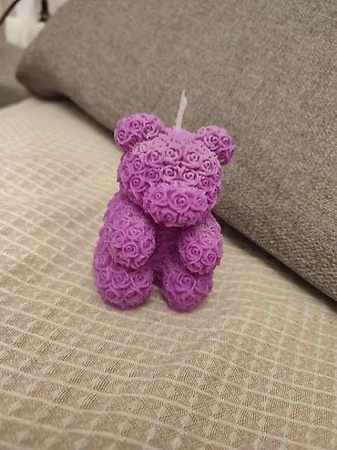 Ukrasna sveća u obliku medvedića od ružica – ljubičasta Miris:Jagoda - na lalafo.rs — 3 Ukrasna sveća u obliku medvedića od ružica – ljubičasta Miris:Jagoda - — 3