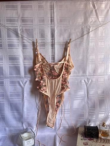 Ovaj ženski bodi, pastelne bež boje, ukrašen je bogatim cvetnim vezom na lalafo.rs — 2 Ovaj ženski bodi, pastelne bež boje, ukrašen je bogatim cvetnim vezom — 2