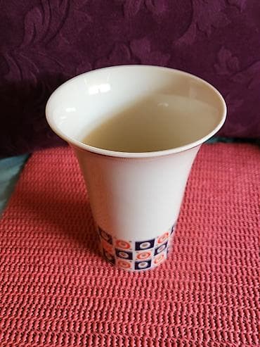 Antikviteti: Vaza nova porcelanska 70te. Visina. 15cm. Stopa. 7cm na lalafo.rs — 4 Antikviteti: Vaza nova porcelanska 70te. Visina. 15cm. Stopa. 7cm — 4