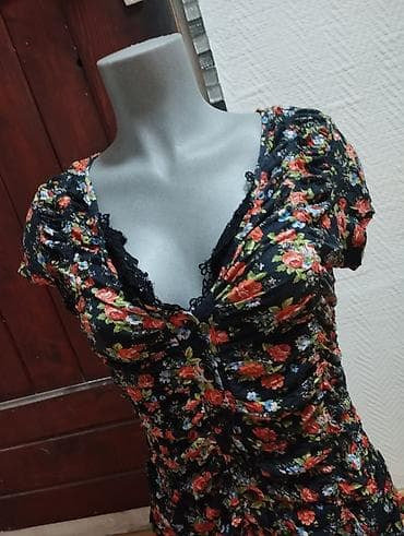 Cvetna majica L veličina sa čipkom jako lepo stoji na lalafo.rs — 2 Cvetna majica L veličina sa čipkom jako lepo stoji — 2