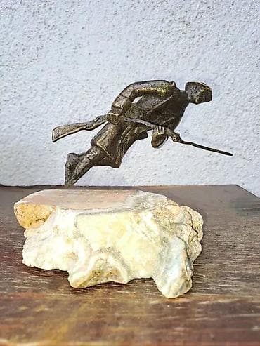 Figura bronzanog vonika na kamenom postolju. Ukupna visina sa at lalafo.rs — 4 Figura bronzanog vonika na kamenom postolju. Ukupna visina sa — 4