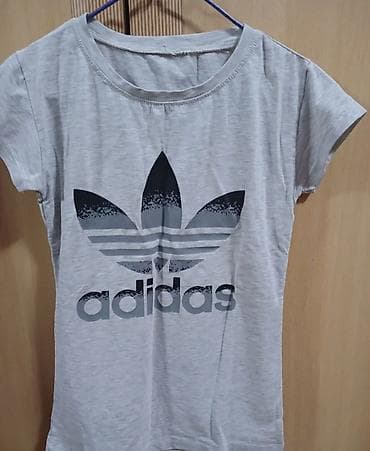 Siva ženska majica kratkih rukava sa Adidas Trefoil logom na prednjoj na lalafo.rs — 1 Siva ženska majica kratkih rukava sa Adidas Trefoil logom na prednjoj — 1