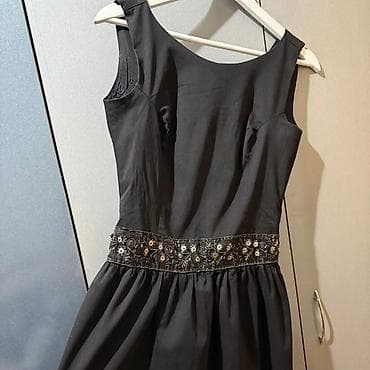 Elegantna crna haljina bez rukava, idealna za svečane prilike. Haljina na lalafo.rs — 2 Elegantna crna haljina bez rukava, idealna za svečane prilike. Haljina — 2