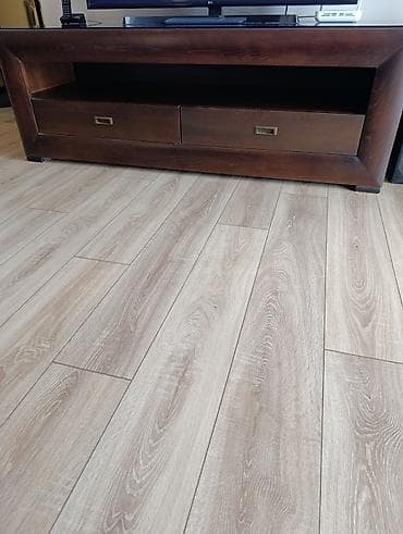 TV komoda od punog drveta, tamno braon finiš. - Dimenzije: široka na lalafo.rs — 1 TV komoda od punog drveta, tamno braon finiš. - Dimenzije: široka — 1