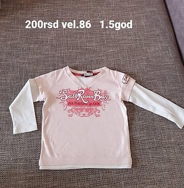 Dečija majica dugih rukava sa V-izrezom. - Brend: w’n’tog’g (etiketa na lalafo.rs — 1 Dečija majica dugih rukava sa V-izrezom. - Brend: w’n’tog’g (etiketa — 1