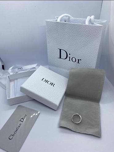 Christian Dior prsten – srebrni ton, ukrašen nizom briljantno sečenih na lalafo.rs — 1 Christian Dior prsten – srebrni ton, ukrašen nizom briljantno sečenih — 1