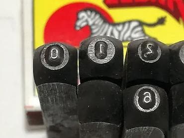 kom sa etiketom: Raspareni brojevi 2mm za utiskivanje na komad Raspareni brojevi za at lalafo.rs — 5 kom sa etiketom: Raspareni brojevi 2mm za utiskivanje na komad Raspareni brojevi za — 5