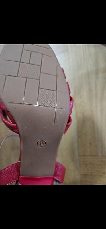 Elegantne ženske sandale sa visokom petom u privlačnoj crvenoj boji na lalafo.rs — 4 Elegantne ženske sandale sa visokom petom u privlačnoj crvenoj boji — 4