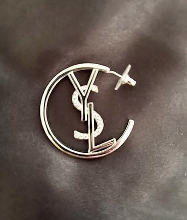 Elegantne ženske minđuše u obliku alke sa prominentnim logotipom na lalafo.rs — 2 Elegantne ženske minđuše u obliku alke sa prominentnim logotipom — 2