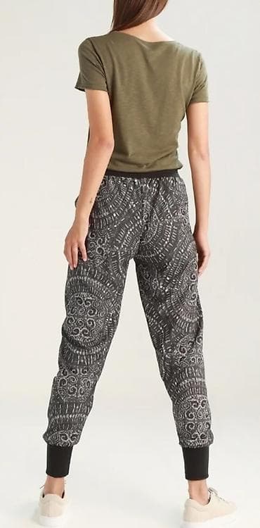 Ženske trenerke Desigual – crno-sivi print Vel M/L - Model: jogger at lalafo.rs — 5 Ženske trenerke Desigual – crno-sivi print Vel M/L - Model: jogger — 5