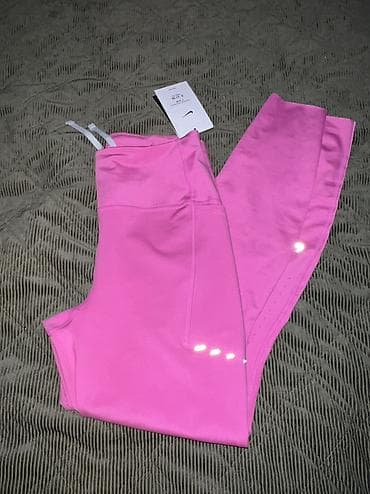 NIKE Swift Women's High-Waisted 7/8
Running Leggings with Pockets vel na lalafo.rs — 9 NIKE Swift Women's High-Waisted 7/8
Running Leggings with Pockets vel — 9