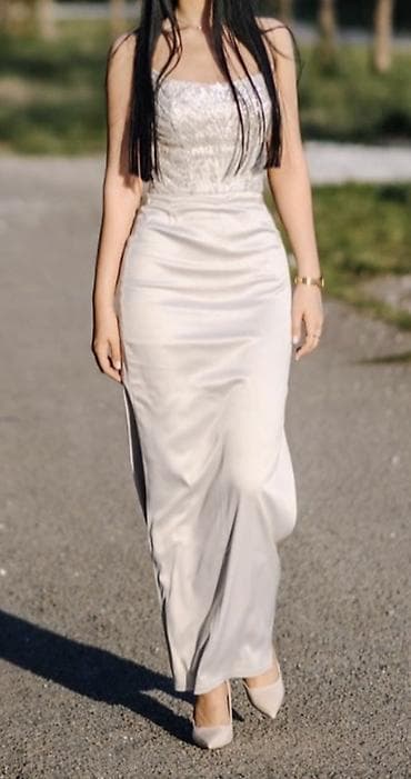 Elegantna večernja haljina u šampanj/bež nijansi. - Kroj: duga, uska na lalafo.rs Elegantna večernja haljina u šampanj/bež nijansi. - Kroj: duga, uska