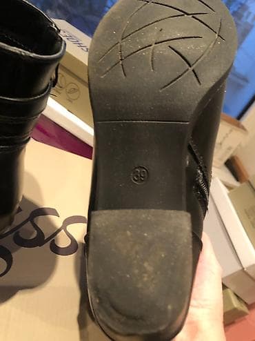 Crne kraće čizmice br.39, postavljene sa stabilnom štiklom na lalafo.rs — 8 Crne kraće čizmice br.39, postavljene sa stabilnom štiklom — 8