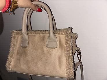 dve suknje po: Bež ženska torba sa ručkama i kaišem za rame. - Materijal: pliš. - at lalafo.rs — 2 dve suknje po: Bež ženska torba sa ručkama i kaišem za rame. - Materijal: pliš. - — 2