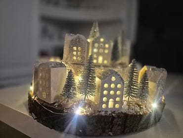 Ručna dekorativna LED maketa „Zimsko selo“ na drvenoj podlozi. - na lalafo.rs — 3 Ručna dekorativna LED maketa „Zimsko selo“ na drvenoj podlozi. - — 3