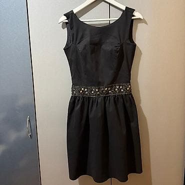 Elegantna crna haljina bez rukava, idealna za svečane prilike. Haljina na lalafo.rs — 1 Elegantna crna haljina bez rukava, idealna za svečane prilike. Haljina — 1