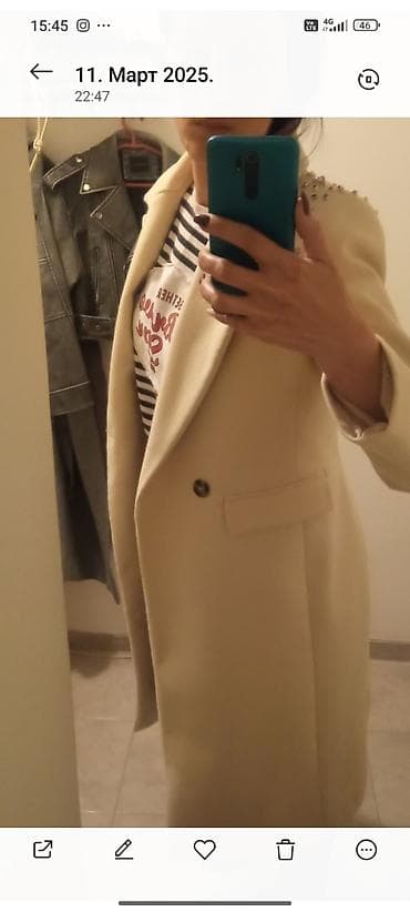 Elegantan ženski kaput u krem/bež boji, klasičnog ravnog kroja do na lalafo.rs — 1 Elegantan ženski kaput u krem/bež boji, klasičnog ravnog kroja do — 1