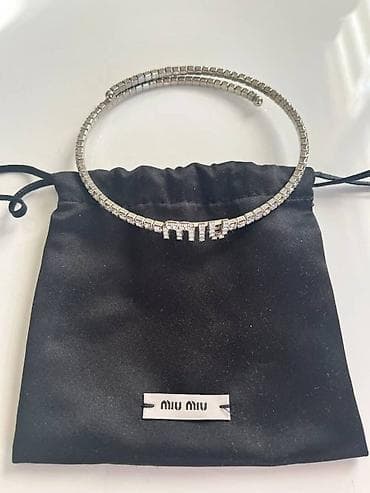 Miu Miu kristalna narukvica s logotipom - Elegantna, savitljiva na lalafo.rs — 1 Miu Miu kristalna narukvica s logotipom - Elegantna, savitljiva — 1