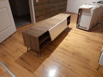 Ormarić za televizor na prodaju. Nov kupljen za prostor. Prodajem zato na lalafo.rs Ormarić za televizor na prodaju. Nov kupljen za prostor. Prodajem zato